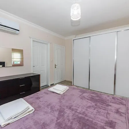 London Daily Weekly Vila Marmaris